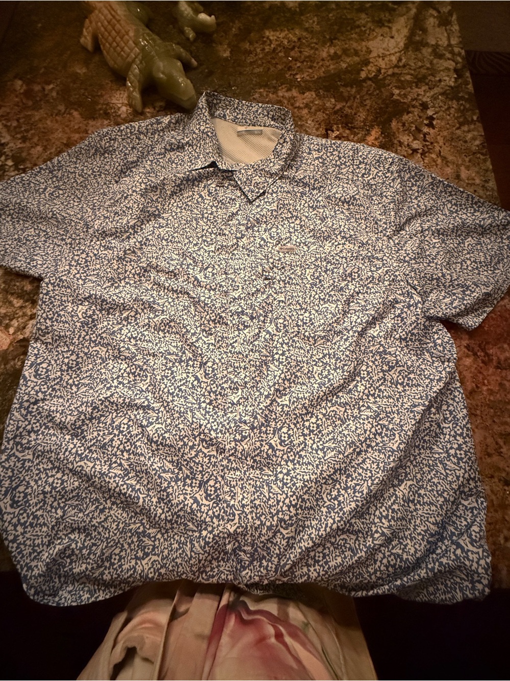 Columbia Men's Short Sleeve Button-Down Shirt in White and Blue Microprint